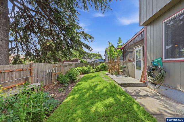 565 Brown Ct Ct, Woodburn, OR 97071