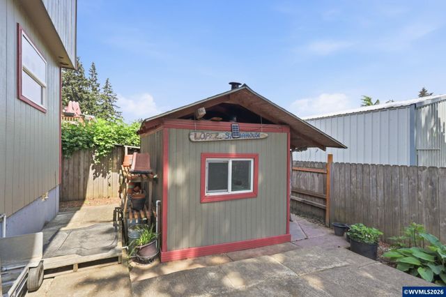 565 Brown Ct Ct, Woodburn, OR 97071