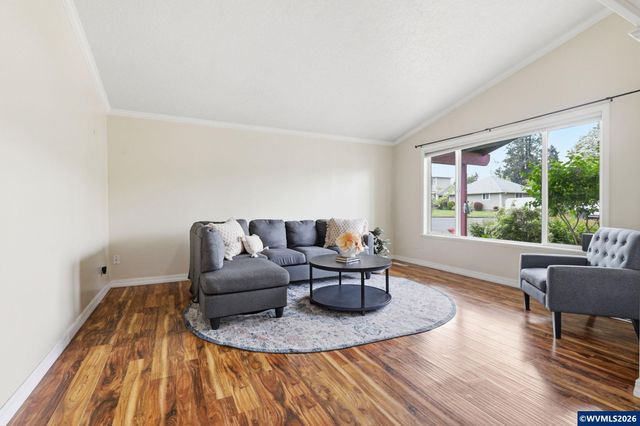 565 Brown Ct Ct, Woodburn, OR 97071