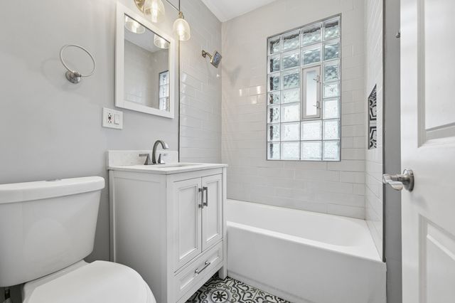 8224 S Saginaw Avenue, Chicago, IL 60617