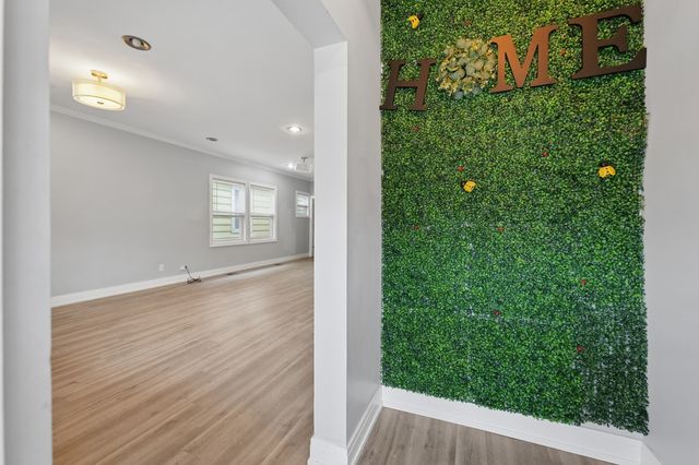 8224 S Saginaw Avenue, Chicago, IL 60617