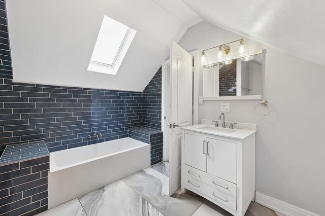 8224 S Saginaw Avenue, Chicago, IL 60617