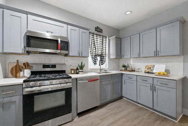 8224 S Saginaw Avenue, Chicago, IL 60617