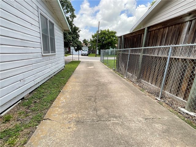 1202 Zarsky Dr, Corpus Christi, TX 78412