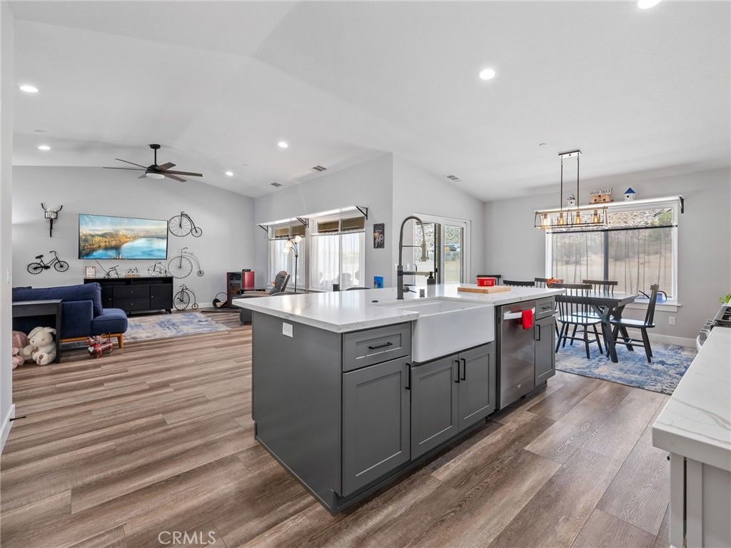 Image 12 of property listing at 24162 Shoshone Road, Apple Valley, CA 92307