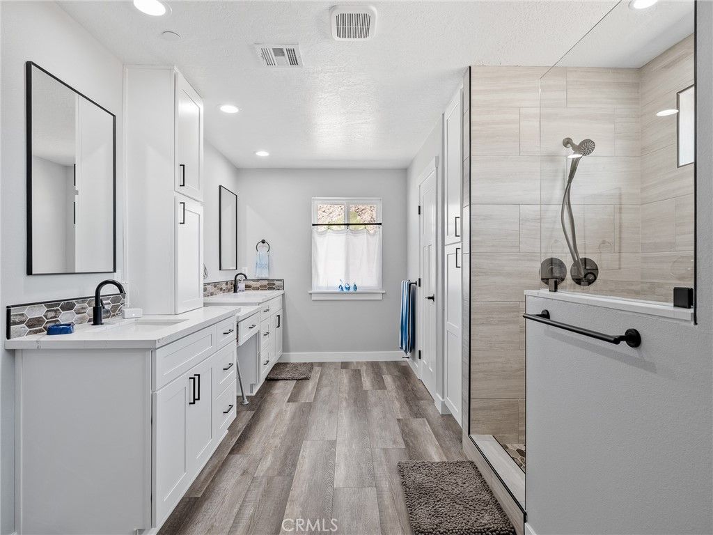 Image 18 of property listing at 24162 Shoshone Road, Apple Valley, CA 92307