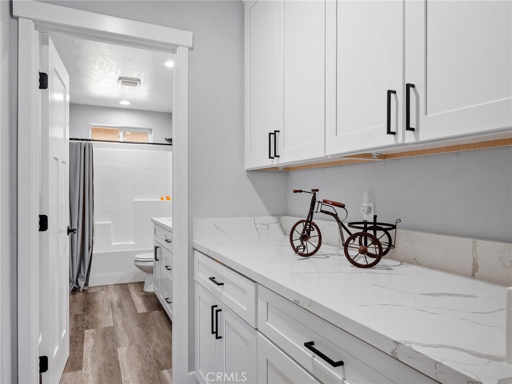 Image 21 of property listing at 24162 Shoshone Road, Apple Valley, CA 92307