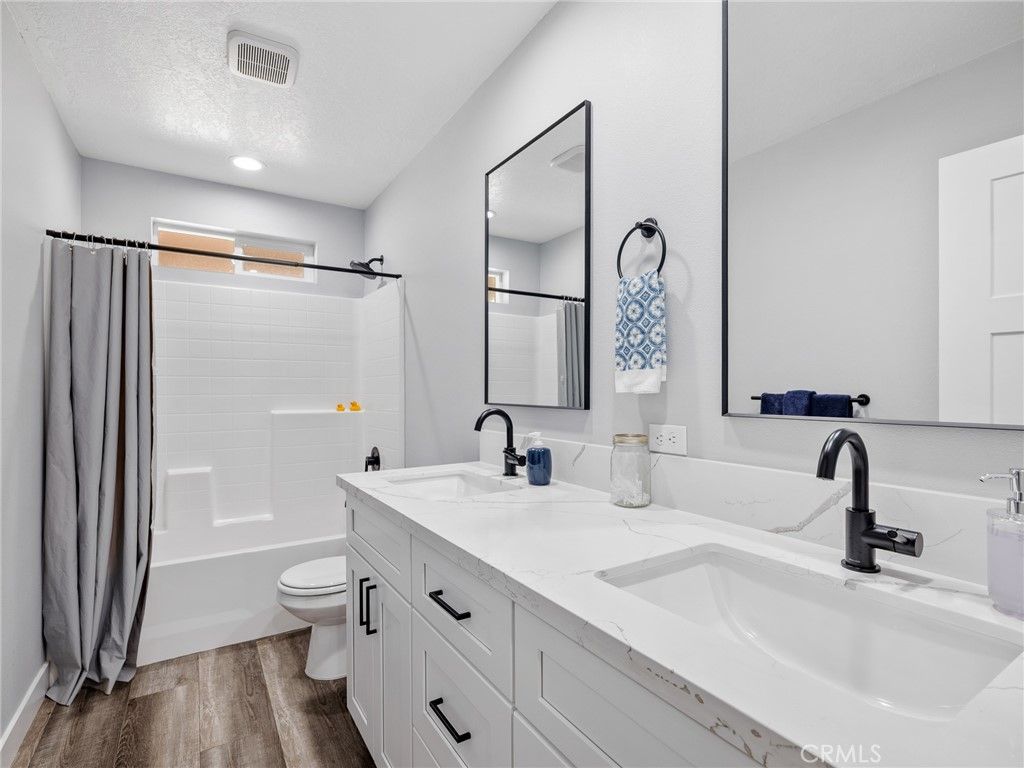 Image 23 of property listing at 24162 Shoshone Road, Apple Valley, CA 92307