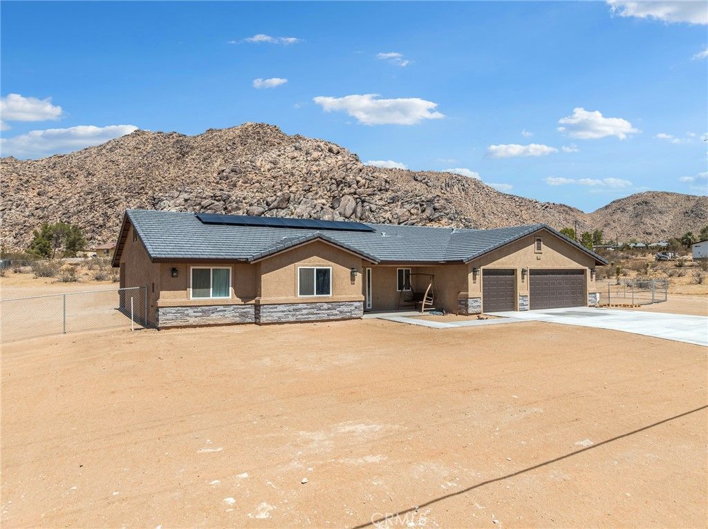Image 37 of property listing at 24162 Shoshone Road, Apple Valley, CA 92307