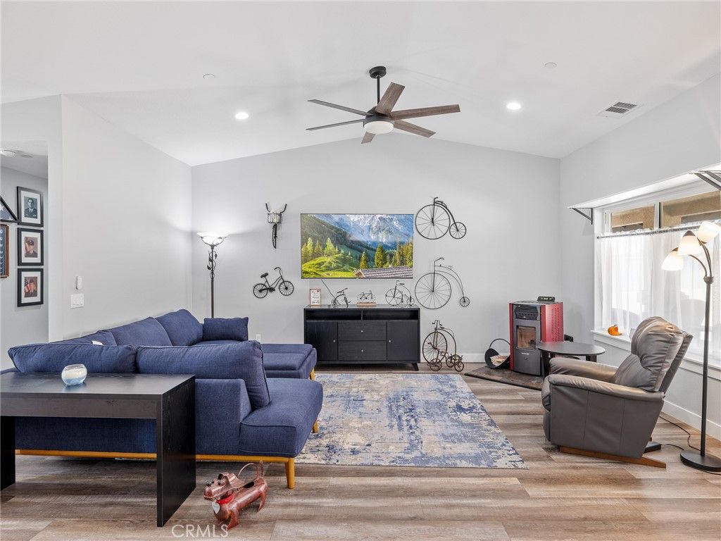 Image 5 of property listing at 24162 Shoshone Road, Apple Valley, CA 92307