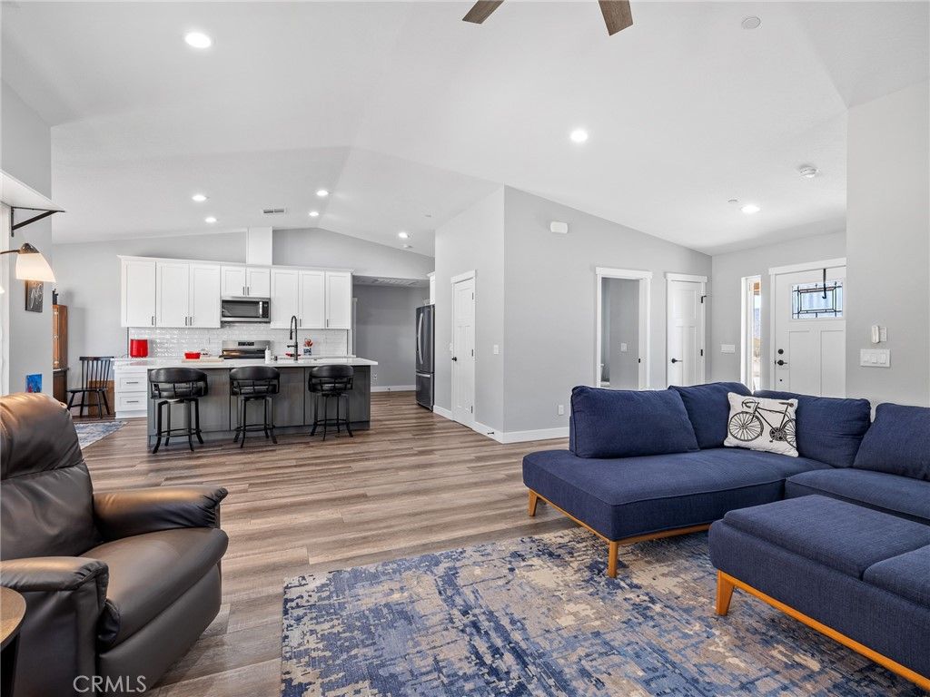 Image 6 of property listing at 24162 Shoshone Road, Apple Valley, CA 92307