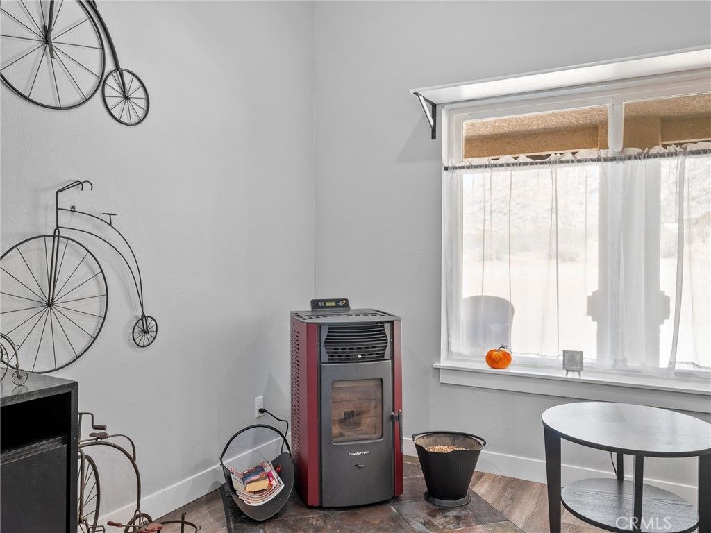 Image 7 of property listing at 24162 Shoshone Road, Apple Valley, CA 92307