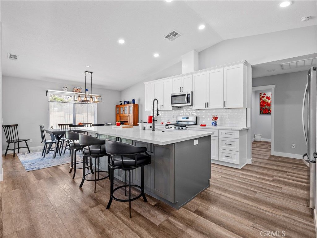 Image 8 of property listing at 24162 Shoshone Road, Apple Valley, CA 92307