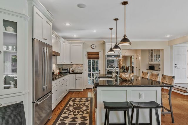 1724 Green Hills Dr, Nashville, TN 37215