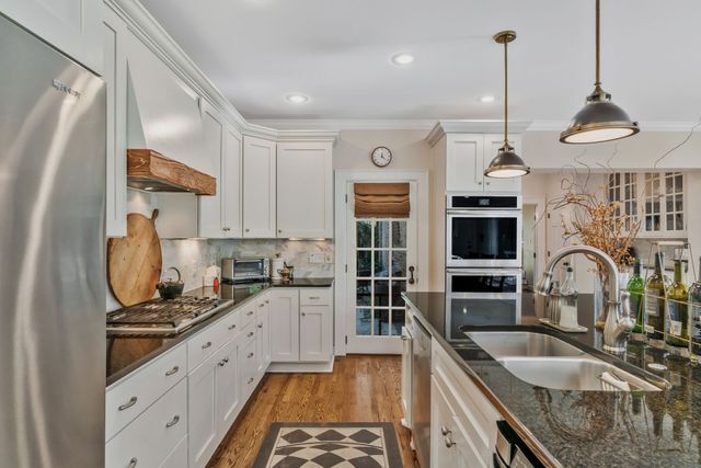 1724 Green Hills Dr, Nashville, TN 37215