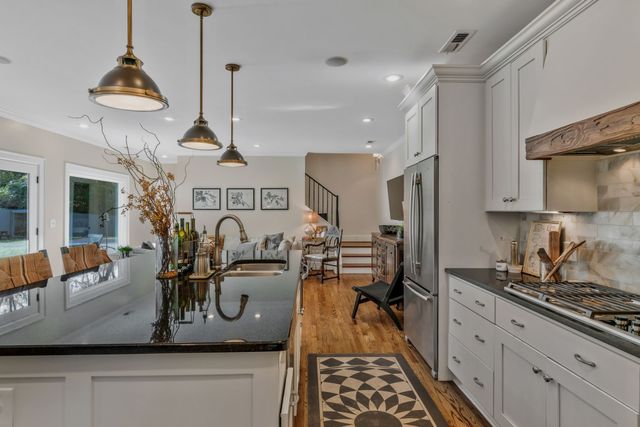 1724 Green Hills Dr, Nashville, TN 37215
