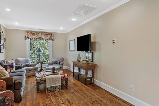 1724 Green Hills Dr, Nashville, TN 37215