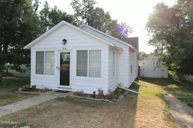 312 2nd Street NE, Watford City, ND 58854 property photo