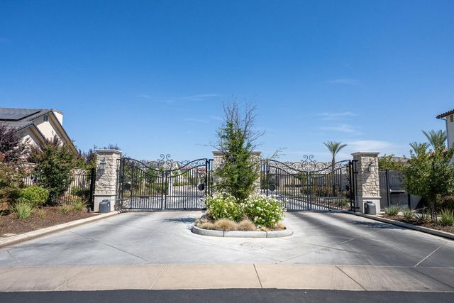 11854 N Champions Drive, Fresno, CA 93730
