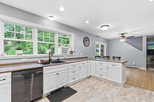 8 Tyler Drive, Londonderry, NH 03053
