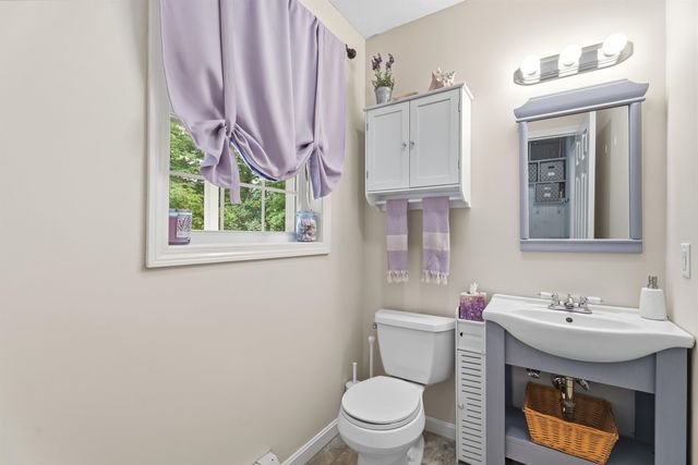 8 Tyler Drive, Londonderry, NH 03053