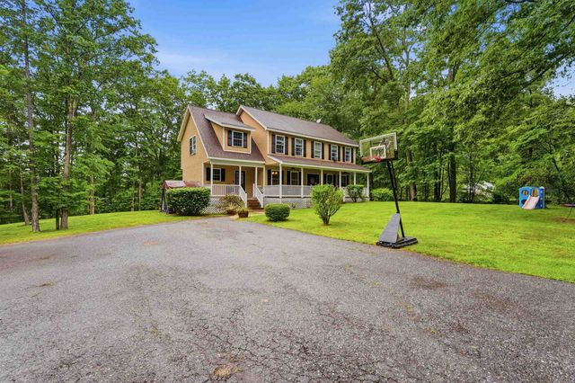 8 Tyler Drive, Londonderry, NH 03053