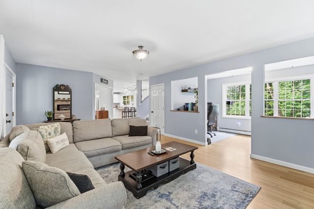 8 Tyler Drive, Londonderry, NH 03053