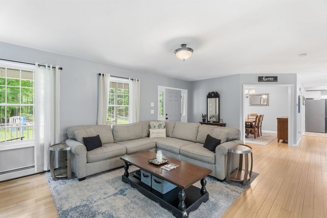 8 Tyler Drive, Londonderry, NH 03053