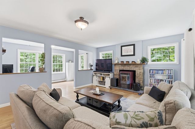 8 Tyler Drive, Londonderry, NH 03053