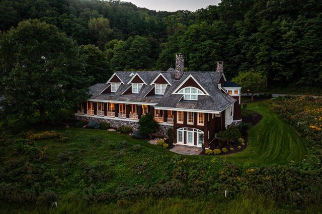 832 Country Club LANE, Onalaska, WI 54650