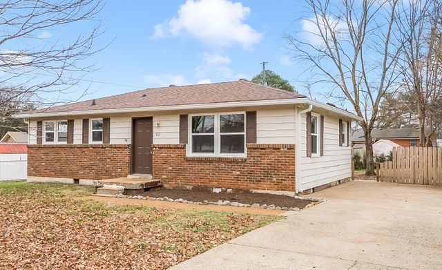 813 Country Club Dr, Clarksville, TN 37043