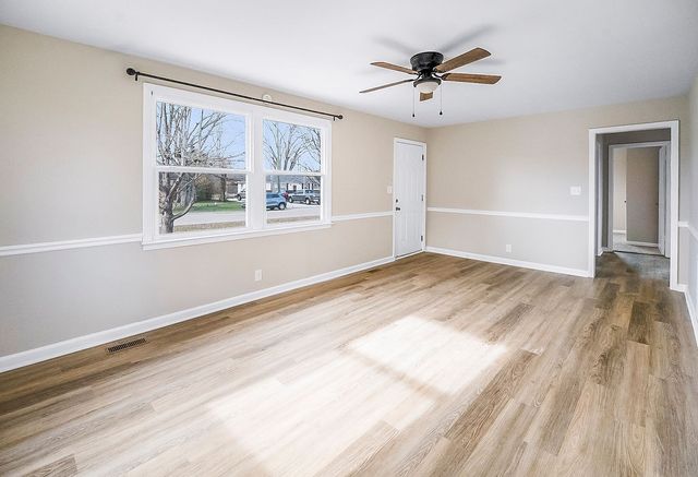 813 Country Club Dr, Clarksville, TN 37043