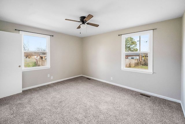 813 Country Club Dr, Clarksville, TN 37043