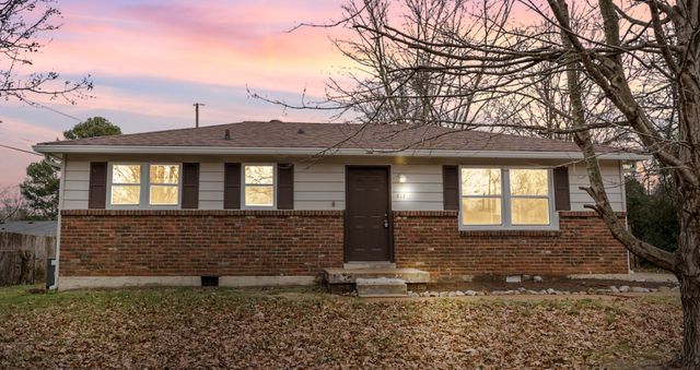 813 Country Club Dr, Clarksville, TN 37043