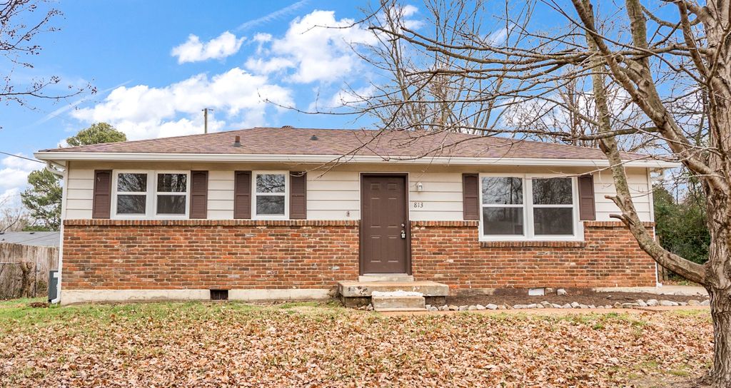 813 Country Club Dr, Clarksville, TN 37043