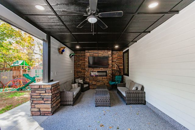 5920 Village Circle, Johnston, IA 50131