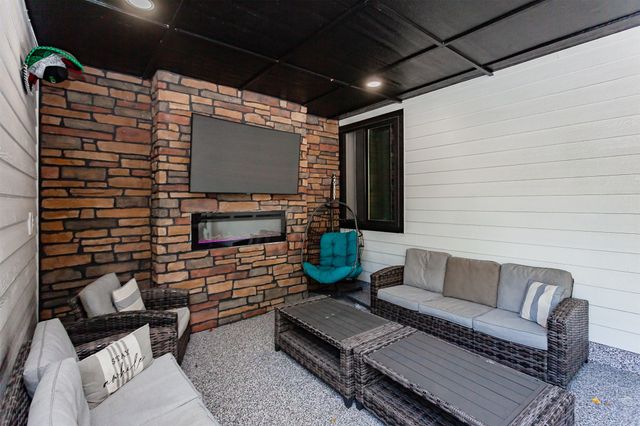 5920 Village Circle, Johnston, IA 50131