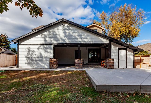 5920 Village Circle, Johnston, IA 50131