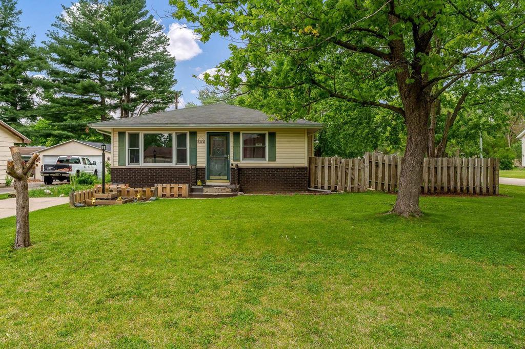 301 8th Avenue, Brodhead, WI 53520