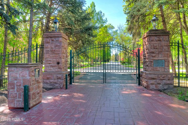 5543 Walker Woods Lane, Holladay, UT 84117