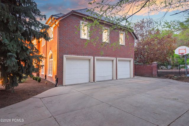 5543 Walker Woods Lane, Holladay, UT 84117