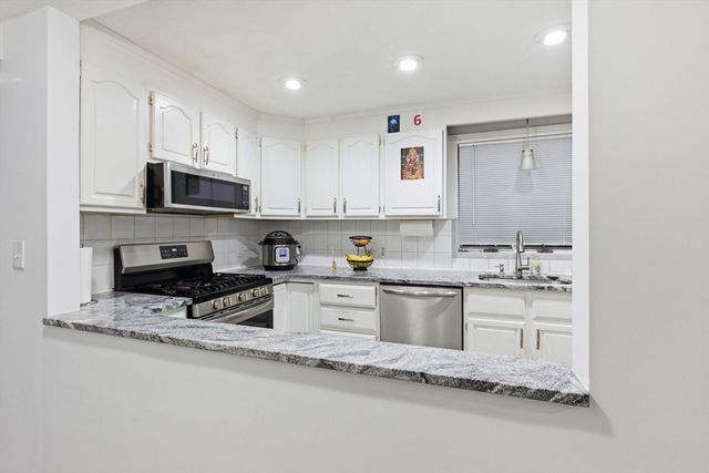 14 Mount Pleasant Ave, Dracut, MA 01826