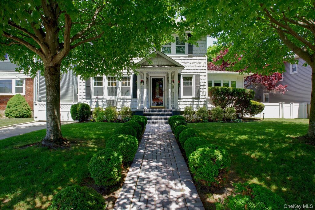 7 Abrams Place, Lynbrook, NY 11563