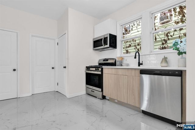 240 End Avenue, Newark, NJ 07106