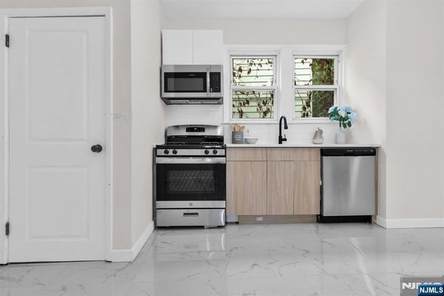 240 End Avenue, Newark, NJ 07106