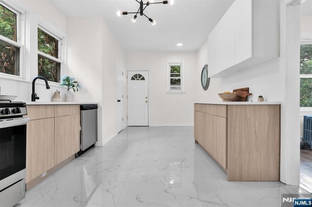 240 End Avenue, Newark, NJ 07106