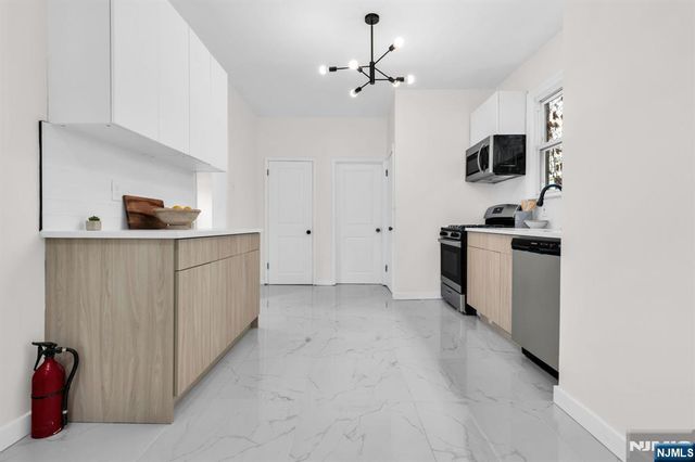 240 End Avenue, Newark, NJ 07106