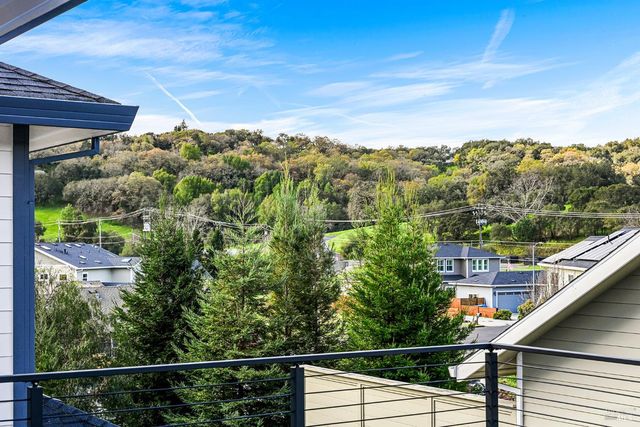 3637 Aaron Dr, Santa Rosa, CA 95404