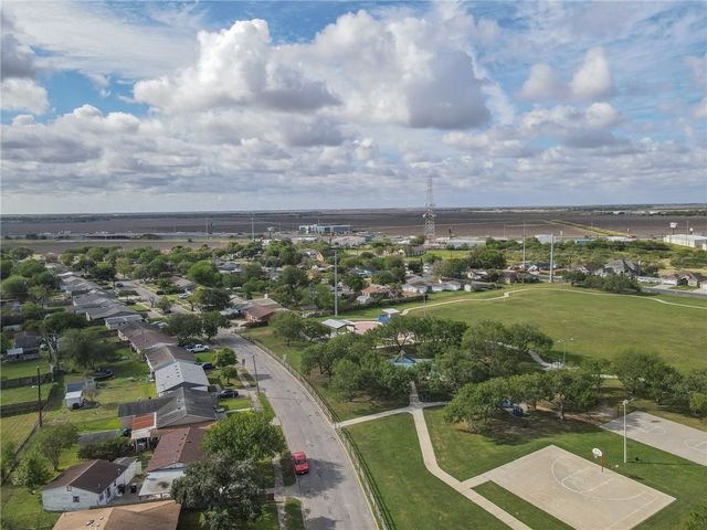 5040 Rockford Dr, Corpus Christi, TX 78416