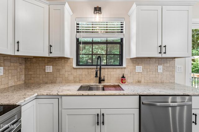 1005 Phillip Drew Drive, Johnson City, TN 37604